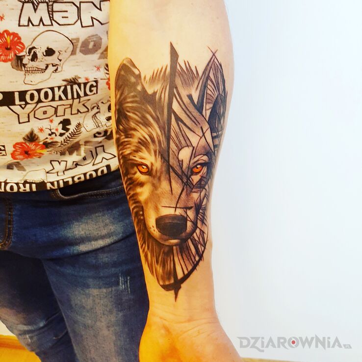 Tatuaż wilk w motywie natura na przedramieniu