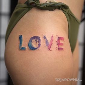 Tatuaż LOVE na nodze motyw: napisy styl: watercolor