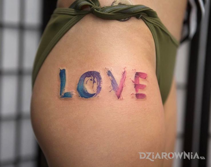 Tatuaż love w motywie kolorowe i stylu watercolor na nodze