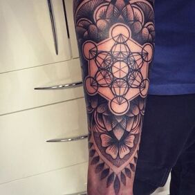 Tatuaż Mandala dotwork na przedramieniu motyw: czarno-szare styl: kontury / linework