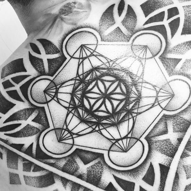 Tatuaż Mandala plecy w motywie czarno-szare i stylu kontury / linework na plecach