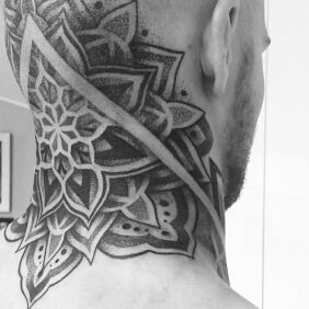 Tatuaż Mandala geometria kark na karku motyw: mandale styl: geometryczne