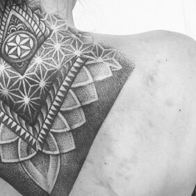 Tatuaż Damski kark we wzorkach na palcach motyw: pozostałe styl: dotwork