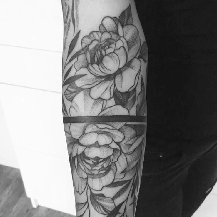 Tatuaż kwiaty dotwork w motywie anatomiczne i stylu graficzne / ilustracyjne na ręce