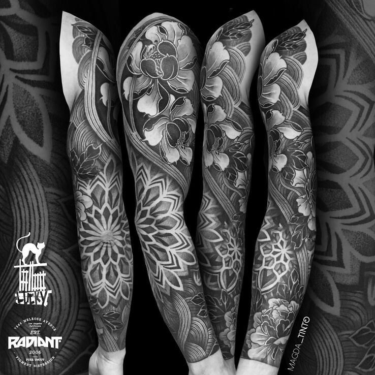 Tatuaż rękaw mandale kwiaty w motywie mandale i stylu dotwork na bicepsie