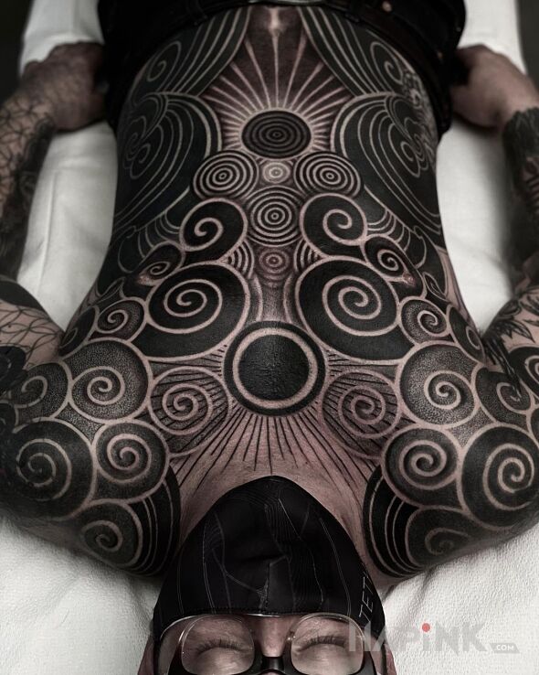 Tattoo Czarne spirale in black and gray motif and blackwork / blackout style on the shoulder