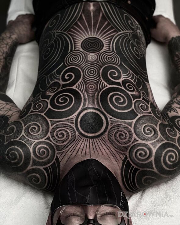 Tatuaż czarne spirale w motywie czarno-szare i stylu blackwork / blackout na obojczyku