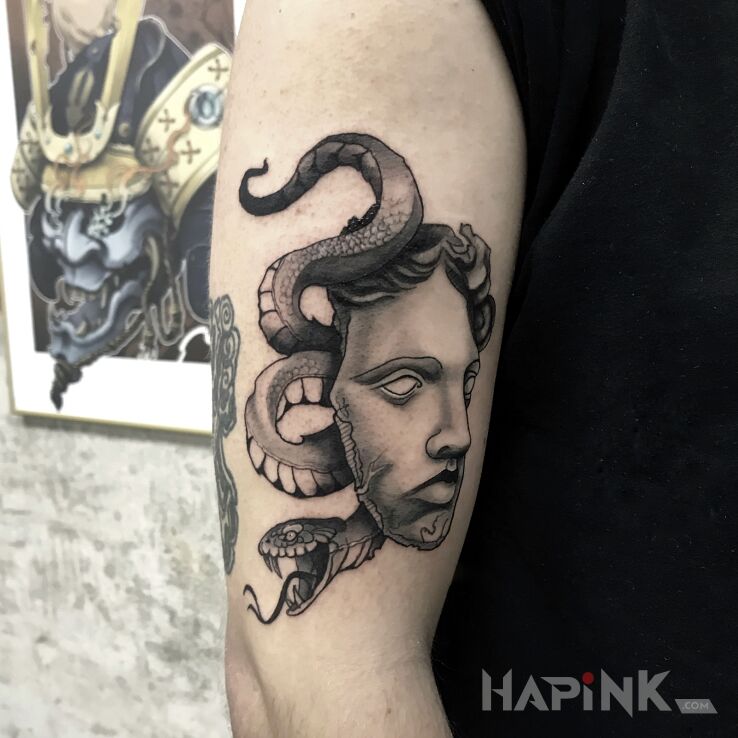Tattoo Twarz z wężem in faces motif and graphic / illustrative style on the upper arm