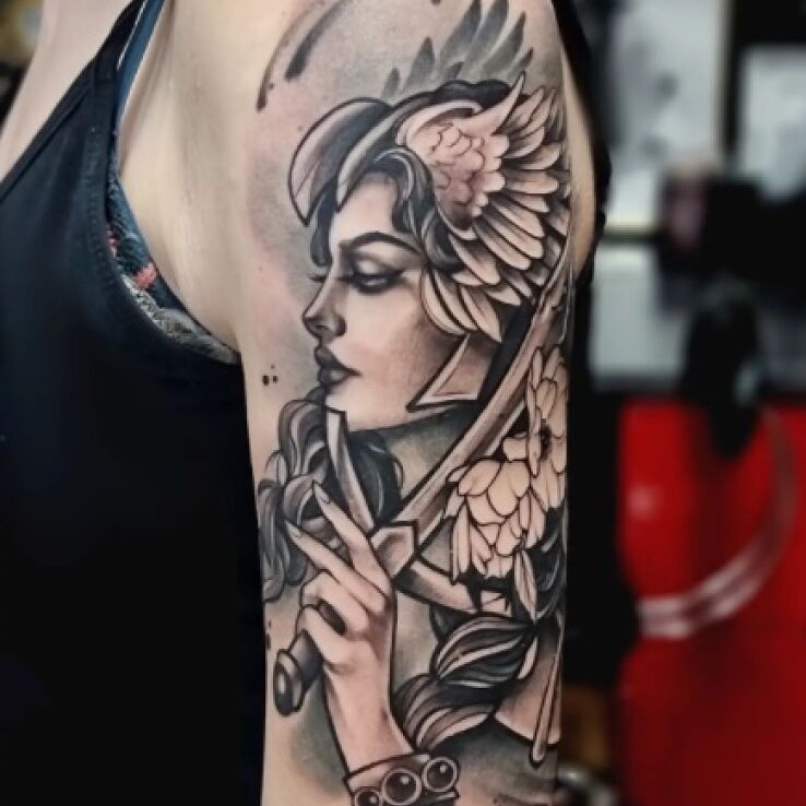 Tatuaż kobieta miecz w motywie florystyczne i stylu kontury / linework na bicepsie