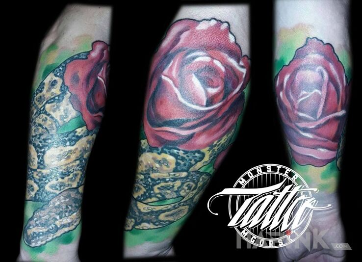 Tattoo Wąż w różach in animals motif on the forearm