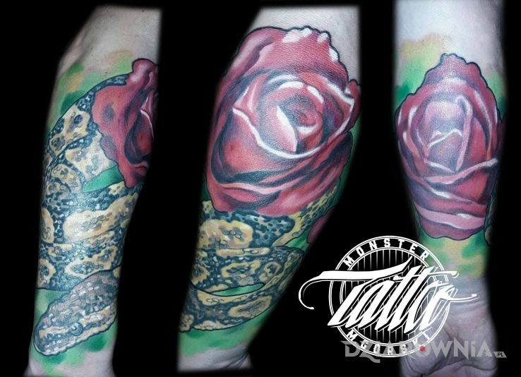 Tatuaż wąż w różach w motywie zwierzęta na przedramieniu