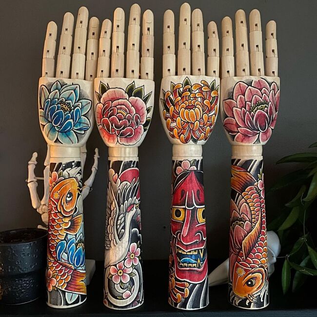 drewniane ręce z japońskimi tatuażami