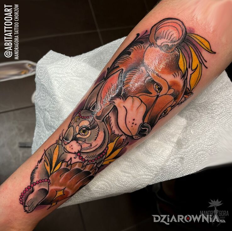 Tatuaż niedźwiedź z królikiem w motywie zwierzęta i stylu neotradycyjne na przedramieniu