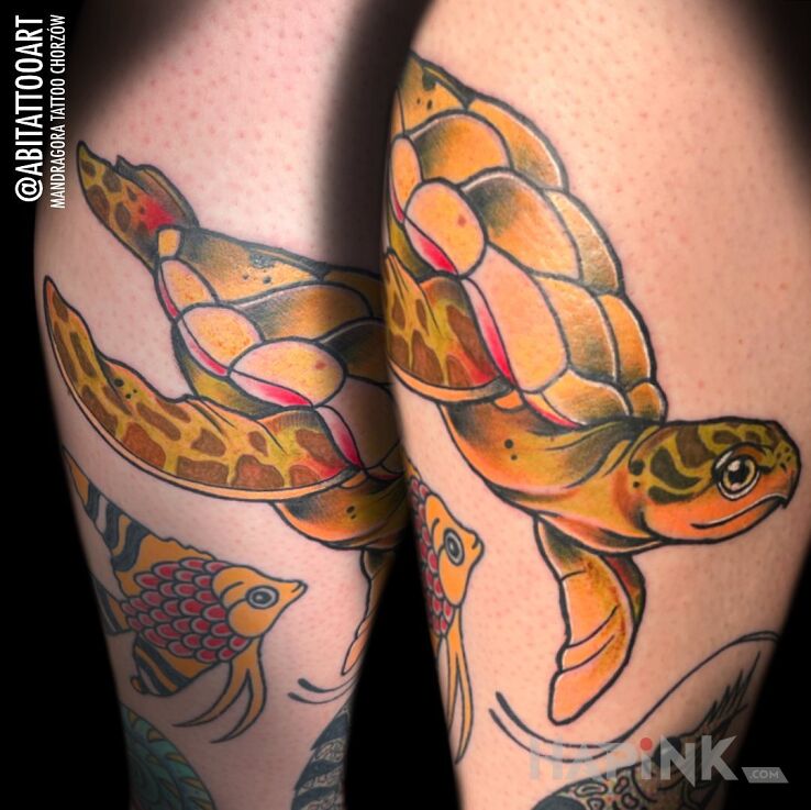 Tattoo Żółw in colorful motif and neo-traditional style on the leg