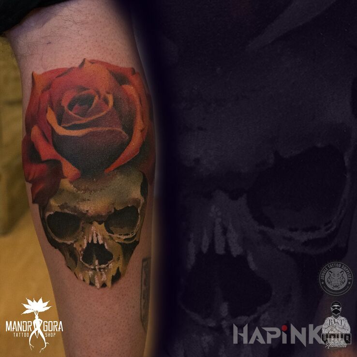 Tattoo Czaszka in flowers motif and realistic style on the forearm