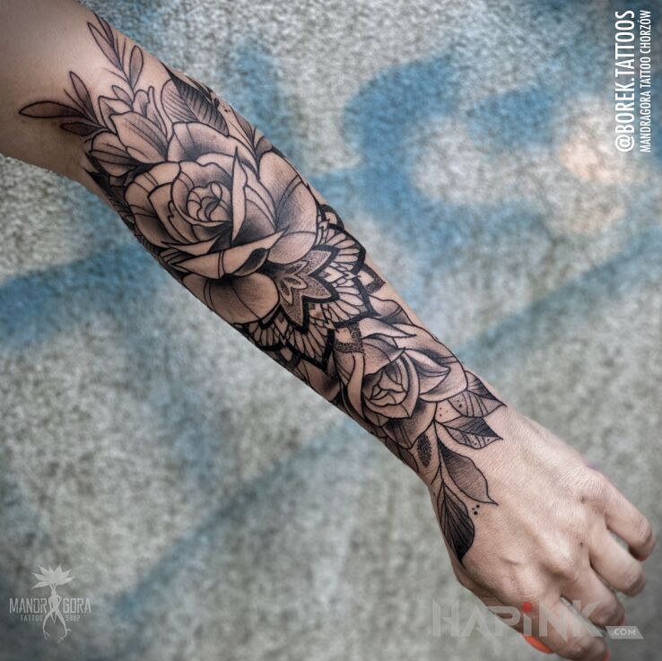 Tattoo Kwiaty i mandala in mandalas motif and graphic / illustrative style on the forearm
