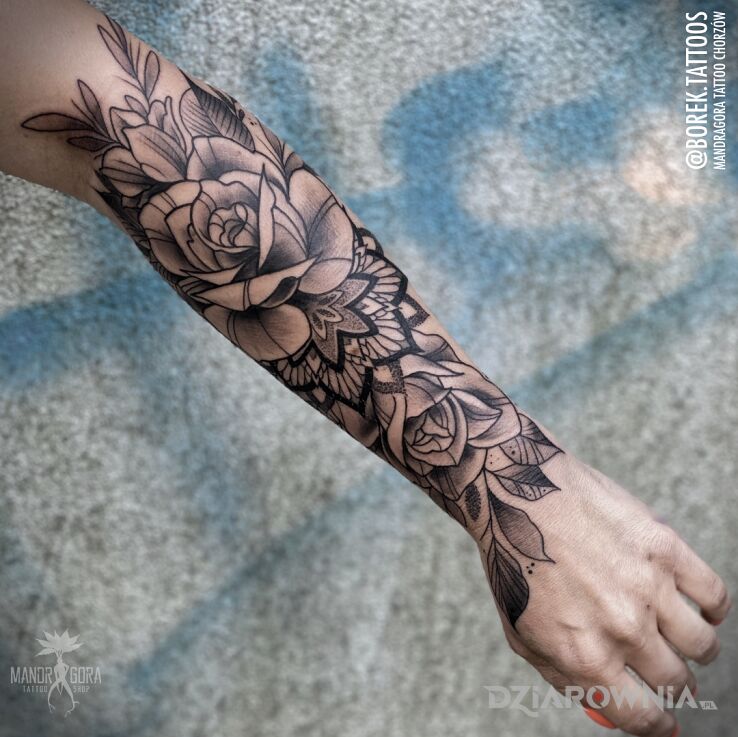 Tatuaż kwiaty i mandala w motywie florystyczne i stylu geometryczne na przedramieniu