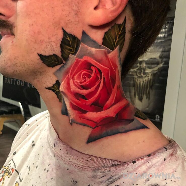 Tatuaż spora róża w motywie kolorowe i stylu realistyczne na szyi