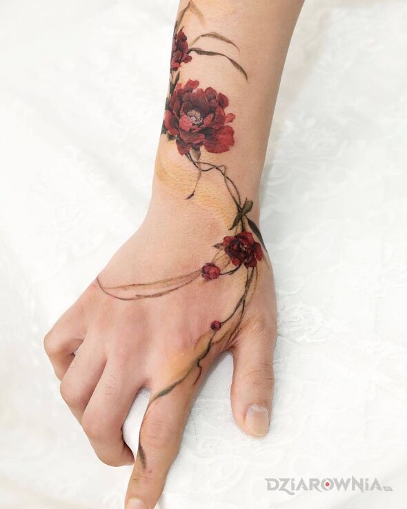 Tatuaż kwiaty czerwone kwiaty w motywie kwiaty i stylu realistyczne na dłoni