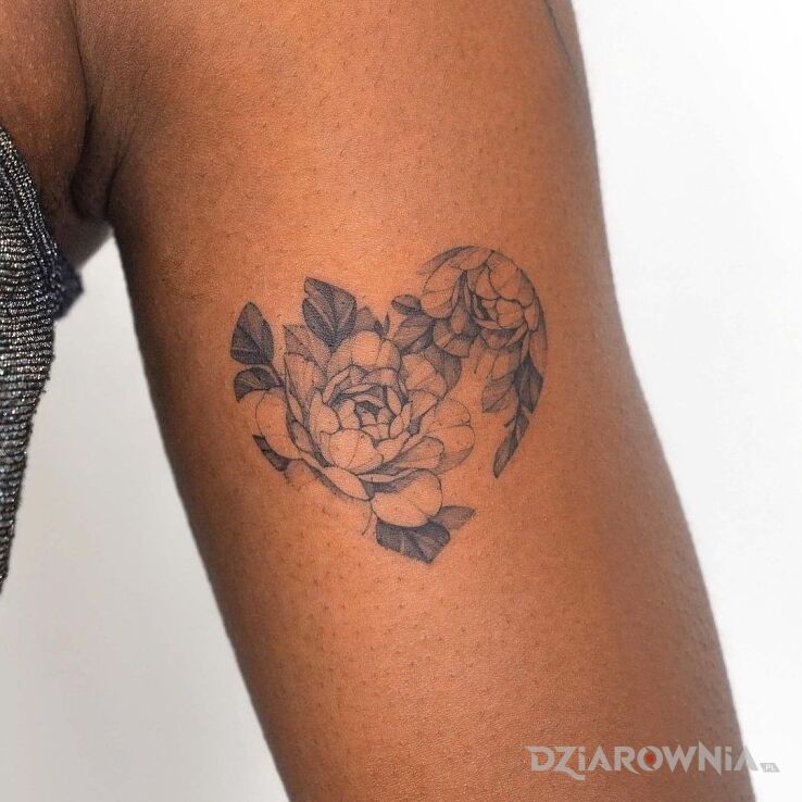 Tatuaż serce a w nim kwiaty w motywie czarno-szare i stylu graficzne / ilustracyjne na bicepsie