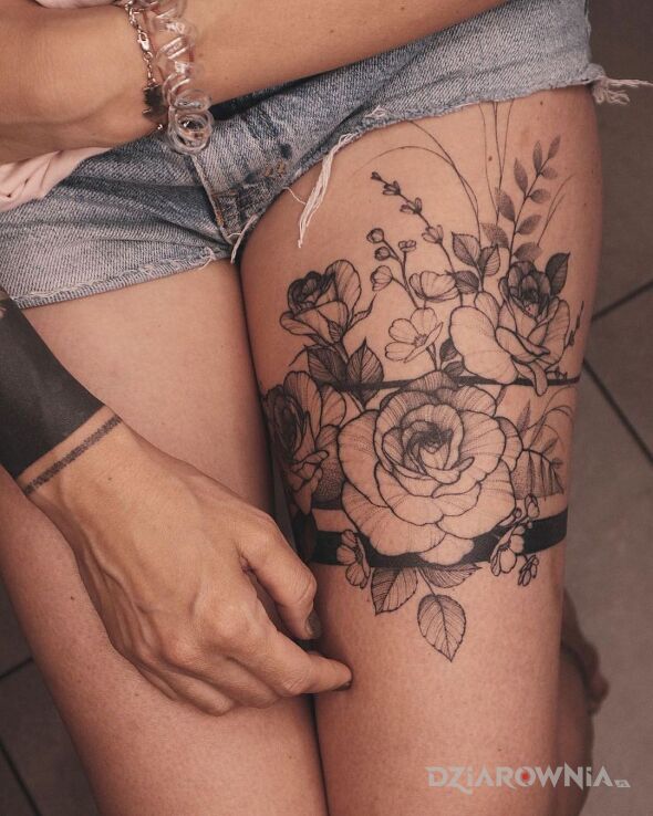 Tatuaż udo w różach w motywie florystyczne i stylu graficzne / ilustracyjne na nodze