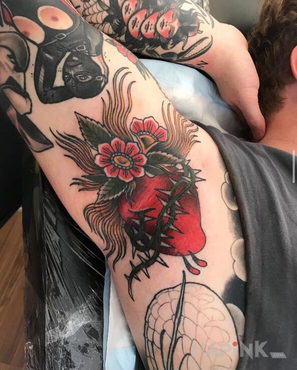Tattoo Serce i ciernie in flowers motif and oldschool style under the armpit