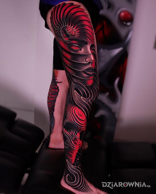 Tatuaż czerwona noga w motywie 3D i stylu abstrakcyjne na łydce