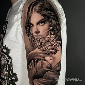 Tatuaż Dziewczyna trzymająca kwiaty na ręce motyw: twarze styl: realistyczne