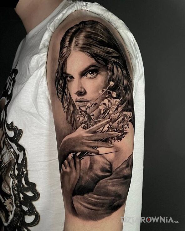 Tatuaż dziewczyna trzymająca kwiaty w motywie 3D i stylu realistyczne na ręce