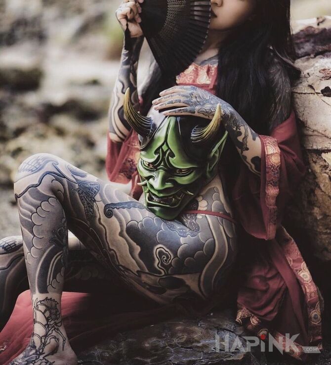 Tattoo Gejsza kusi wytatuowaną nogą in black and gray motif and japanese / irezumi style on the calf