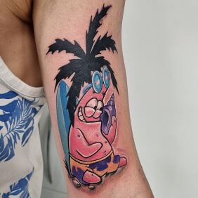 Tatuaż Patryk rozgwiazda na bicepsie motyw: kolorowe styl: kreskówkowe / komiksowe