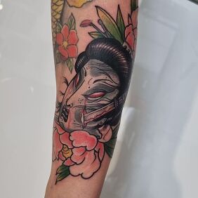 Tatuaż Gejsza miecz na bicepsie motyw: mroczne styl: japońskie / irezumi