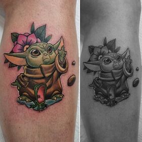 Tattoo Little Yoda on the leg motif: flowers style: newschool