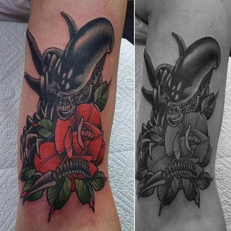 Tatuaż alien w motywie kolorowe i stylu kontury / linework na ręce