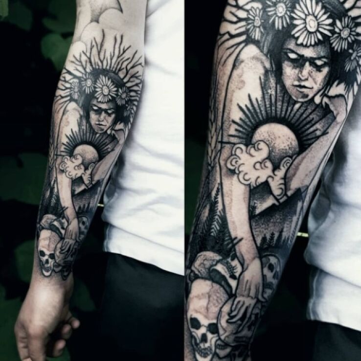 Tatuaż południca w motywie kwiaty i stylu blackwork / blackout na ręce