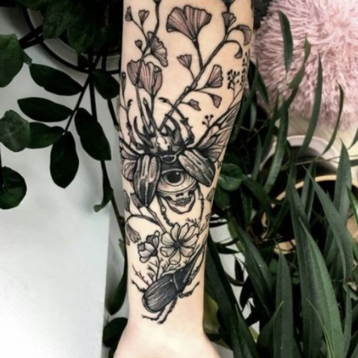 Tatuaż żeń-szeń w motywie anatomiczne i stylu dotwork na ręce