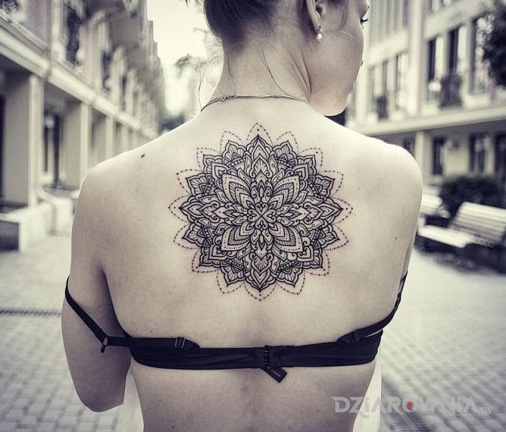 Tatuaż mandala w motywie mandale na plecach