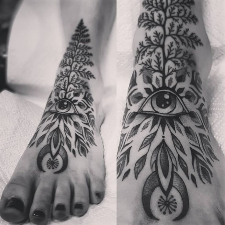 Tatuaż stópka patrzy w motywie owady i stylu szkic na stopie