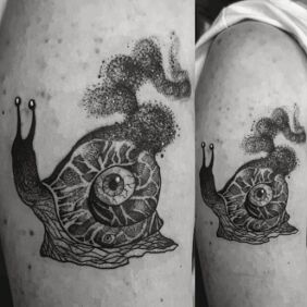 Tatuaż Ślimaczek na ramieniu motyw: czarno-szare styl: dotwork