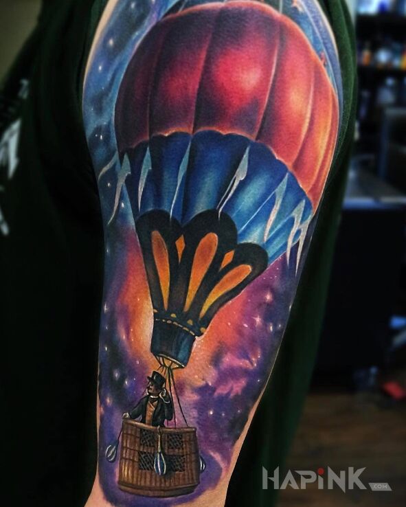 Tattoo Balon w kosmosie in 3D motif on the upper arm