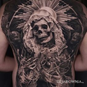 Tatuaż Martwa Maryja na łopatkach motyw: czarno-szare styl: realistyczne