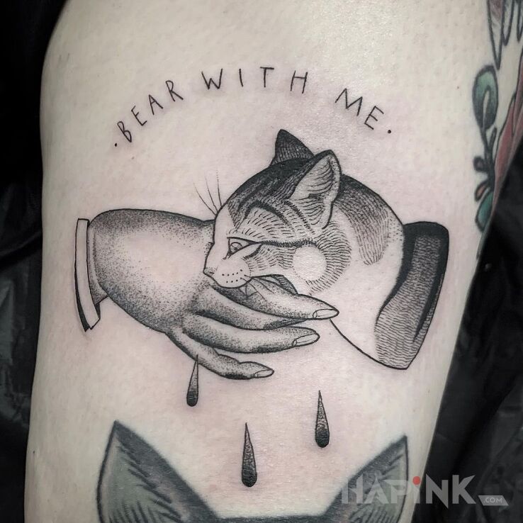 Tattoo Musisz mnie znosić in funny motif and engravings / gravure style on the thigh