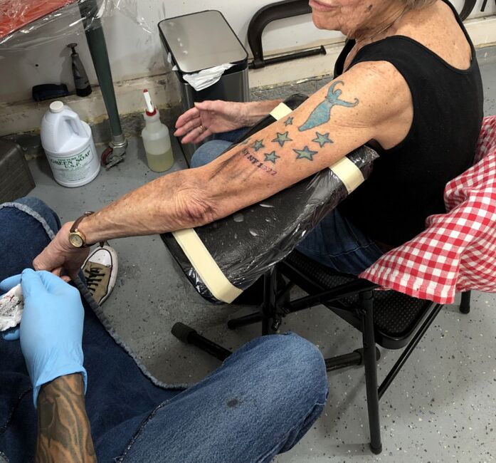 staruszka Gloria Weberg i tatuaż na ramieniu