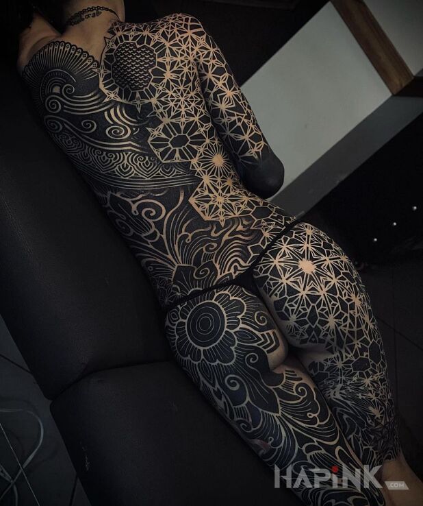 Tattoo Geometria z dużą ilością czarnego tuszu in black and gray motif and blackwork / blackout style on the thigh