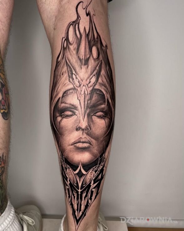 Tatuaż twarz w motywie mroczne i stylu surrealistyczne na łydce