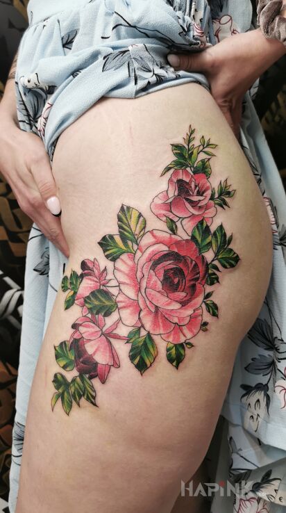 Tattoo Kwiaty in flowers motif and graphic / illustrative style on the thigh