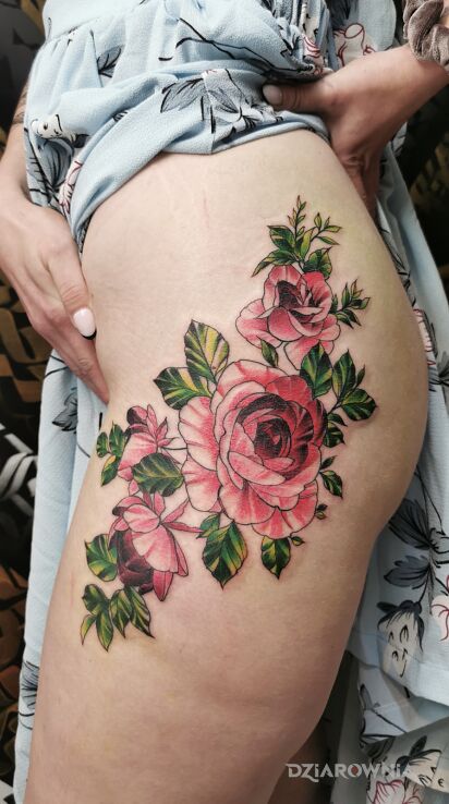 Tatuaż kwiaty w motywie florystyczne i stylu watercolor na biodrze