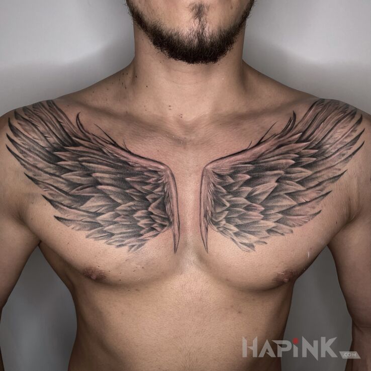 Tattoo Skrzydła in wings motif and realistic style on the collarbone
