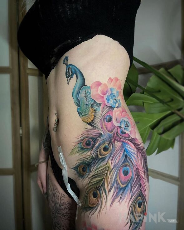 Tattoo Dumna jak paw in animals motif and realistic style on the stomach