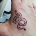 Pomoc - Amatorski tatuaż na dłoni, który odpada, pomóżcie.
